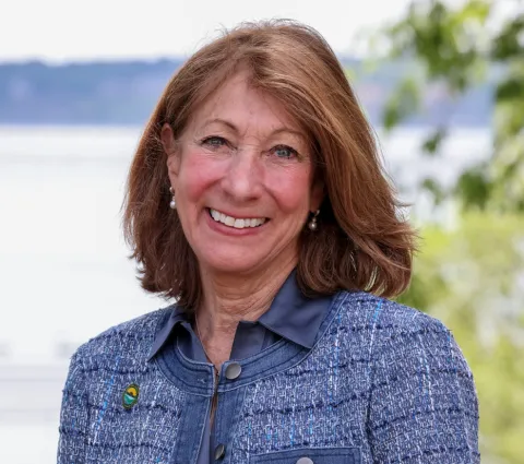 Portrait of Lynn Dillon from the shoulders up.